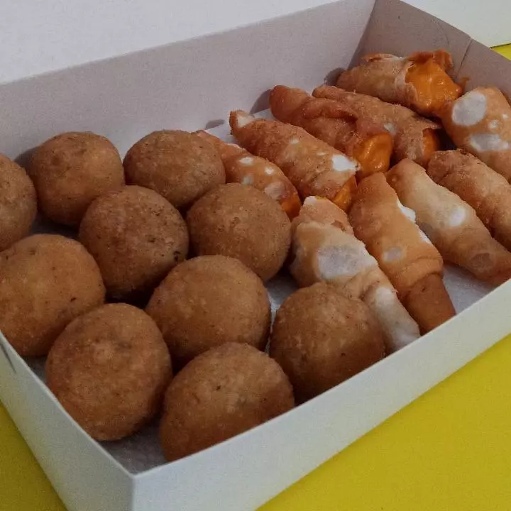 Caixa com 20 salgadinhos