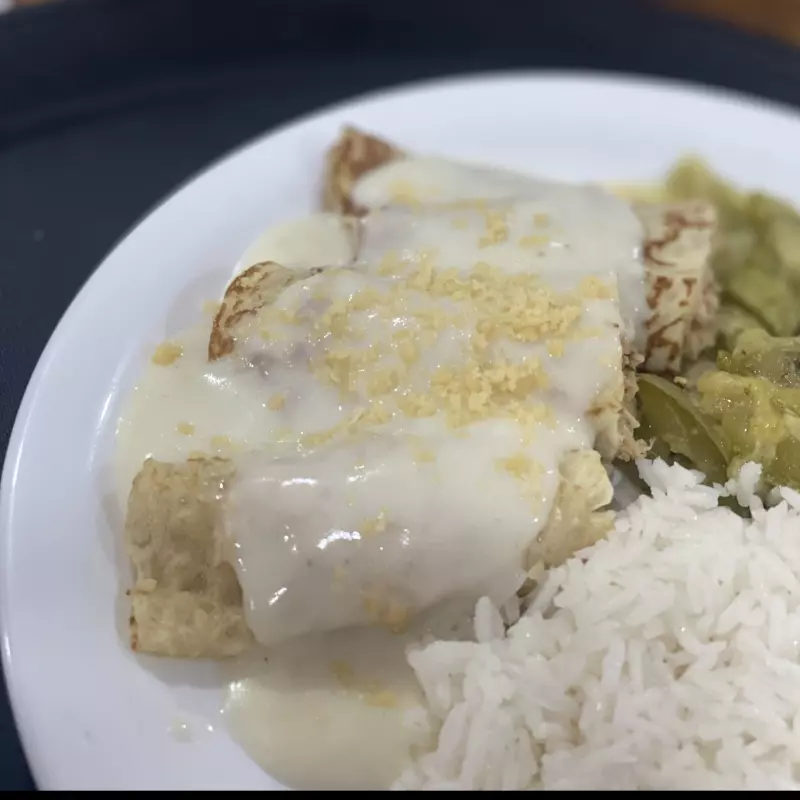 Panqueca de frango com molho branco