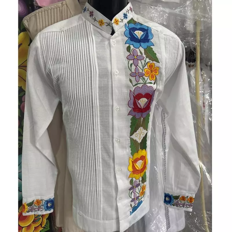 Filipina Rosa de un lado