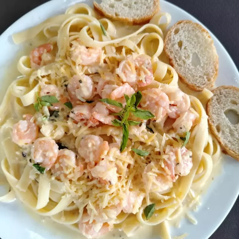 Pasta Alfredo con camarones