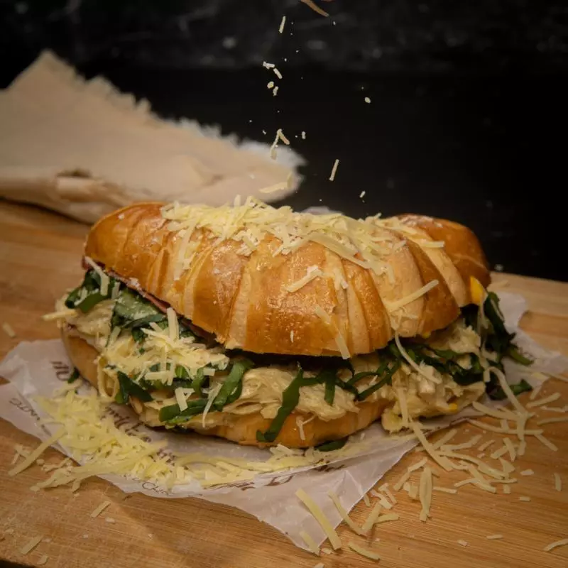 Media Luna Pollo, Tocineta y Espinaca