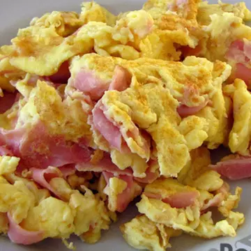 HUEVOS REVUELTOS CON TOCINO