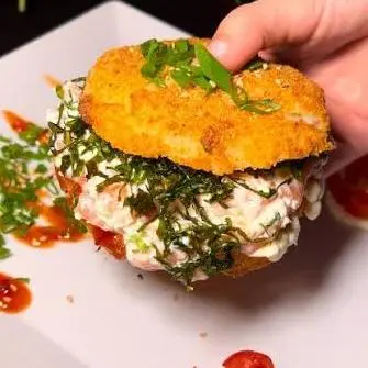 HAMBURGUER DE SUSHI SALMÃO