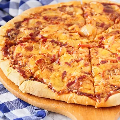 Pizza con cheddar y panceta