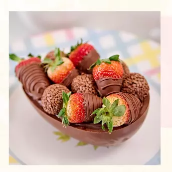 OVO DE COLHER BRIGADEIRO COM MORANGO