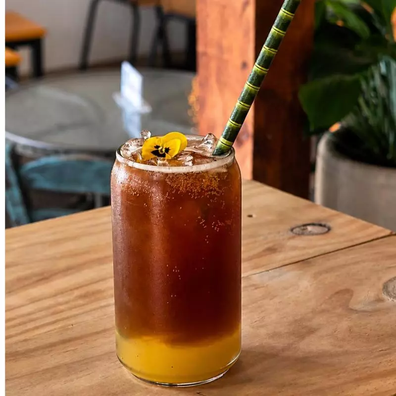Limonada de café y frutos amarillos