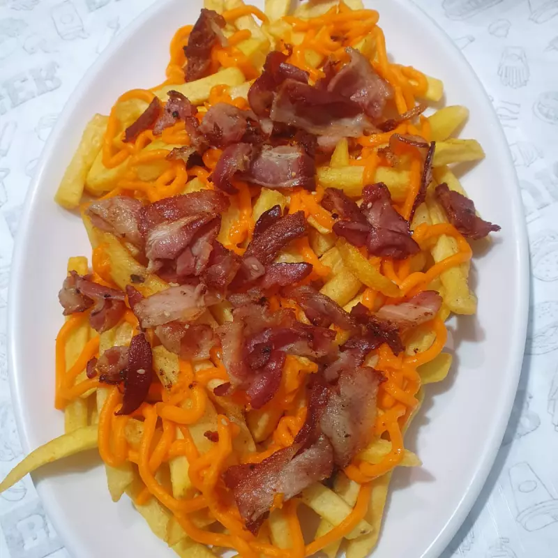 BATATA FRITA C/ CHEDDAR E BACON