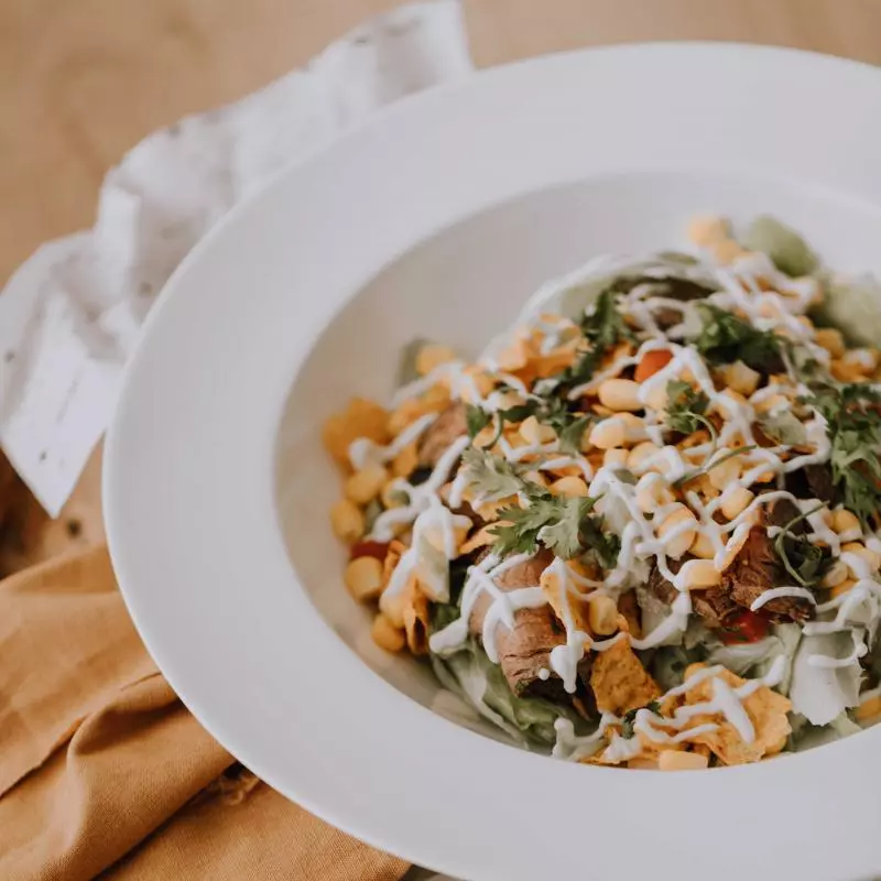 ENSALADA MEXICANA CON POLLO O CARNE DE RES