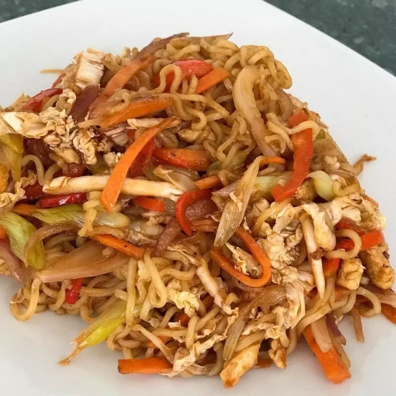 YAKISOBA CON POLLO