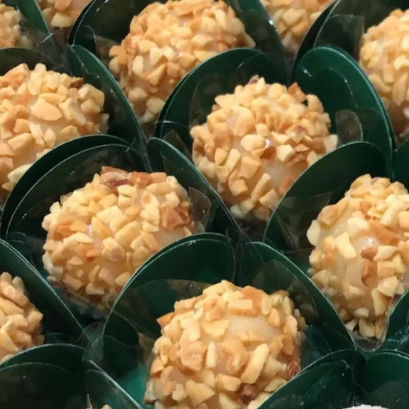 BRIGADEIRO BRANCO COM AMENDOIM