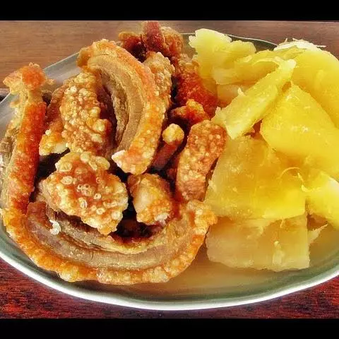 TORRESMO COM MANDIOCA