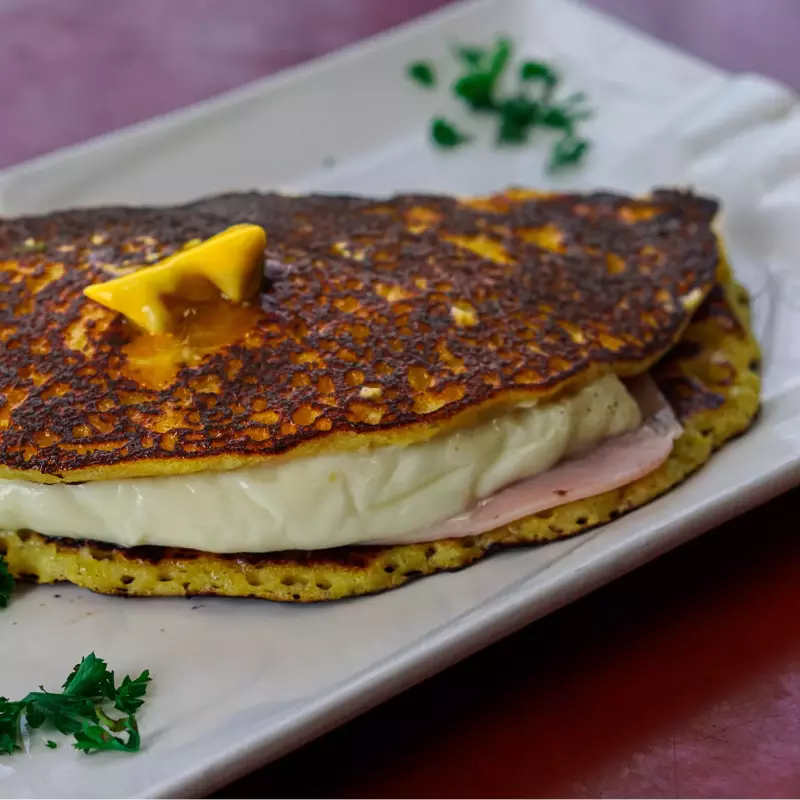 Cachapa con jamón y queso