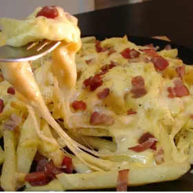 BATATA FRITA C/ QUEIJO E BACON
