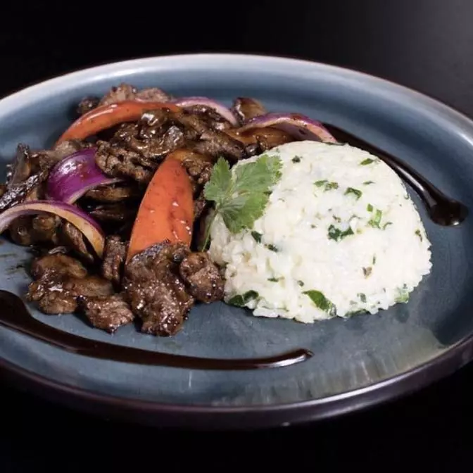 LOMO O POLLO SALTEADO AL WOK