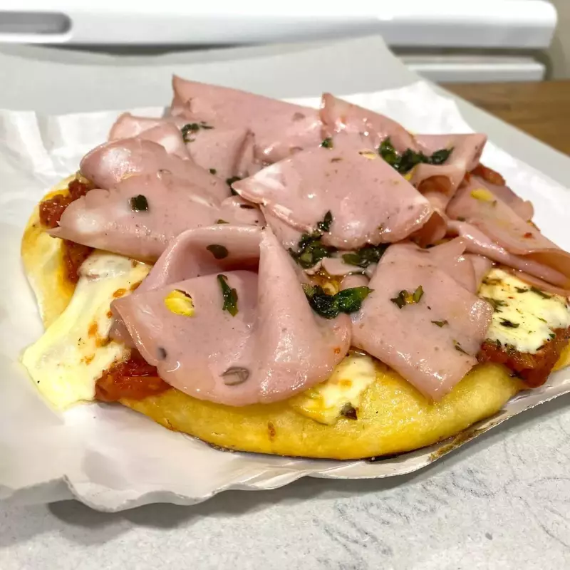 PIZZA CON MORTADELA CON PISTACHO