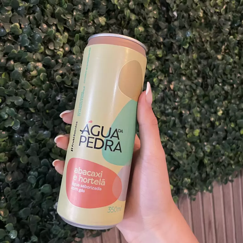 Água com gás saborizada