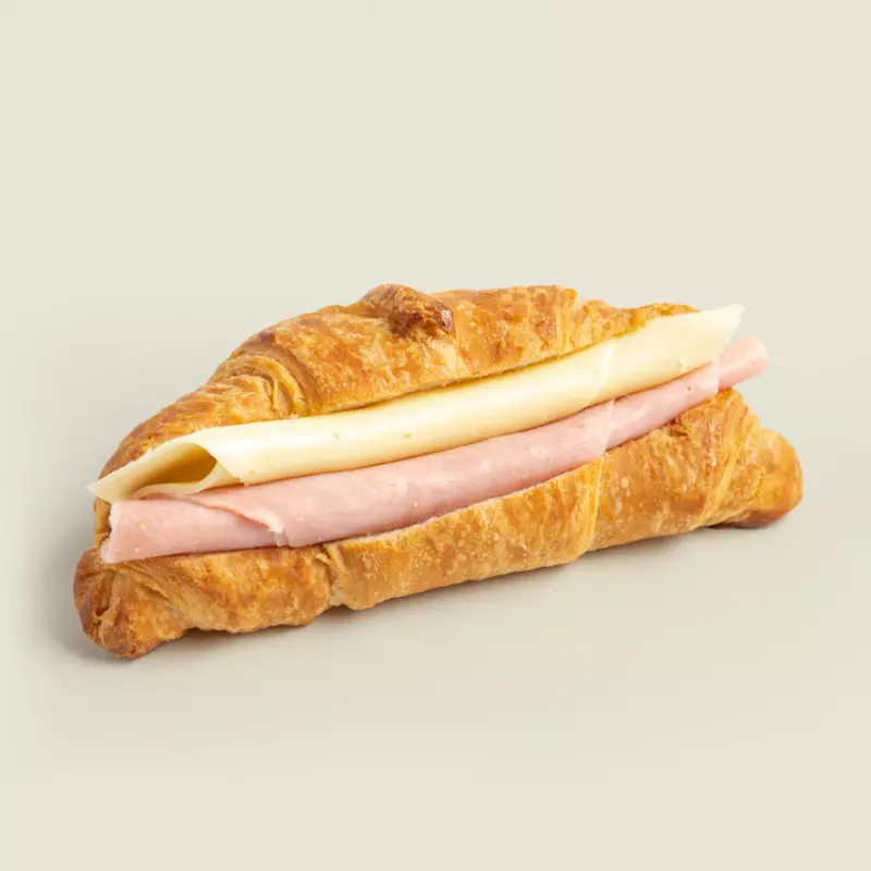 Croissant con jamón y queso