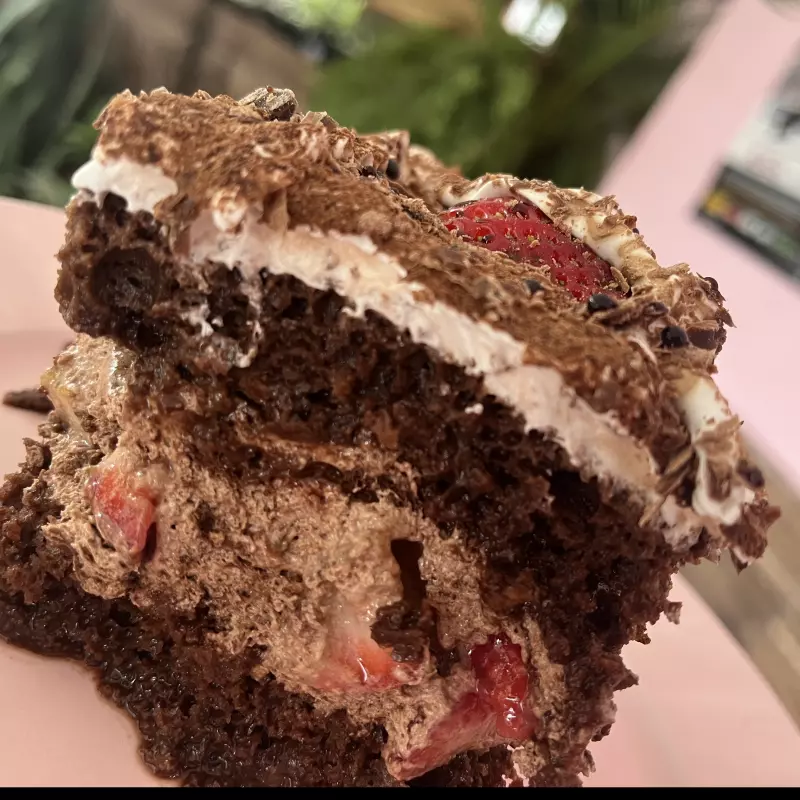 BOLO MOUSSE CHOCOLATE COM MORANGO