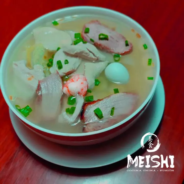 Sopa Wantan con Tallarin Especial