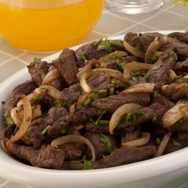 FILÉ TRINCHADO ACEBOLADO COM FRITAS