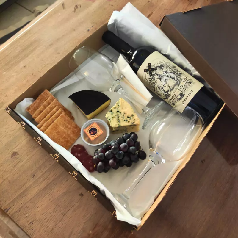 Vinho + Taças + Queijos