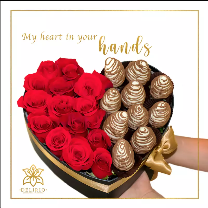 CORAZÓN ROSA ROJA Y FRESAS