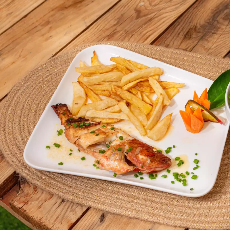 Peixe Vermelho Com Batata Frita