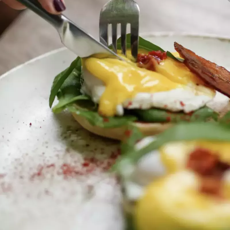 Huevos Benedictinos con Tocino