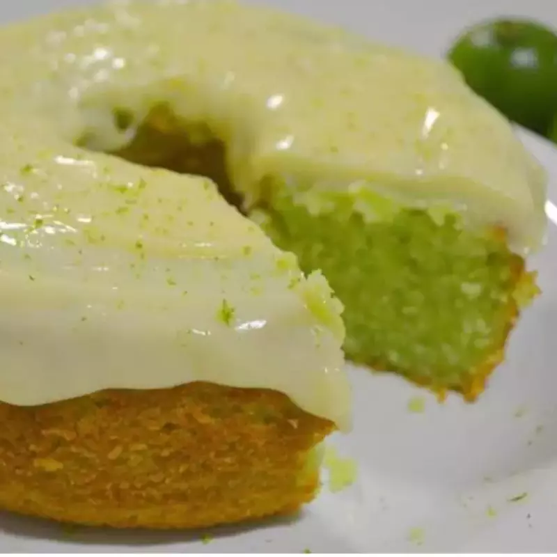 BOLO DE LIMÃO COM COBERTURA