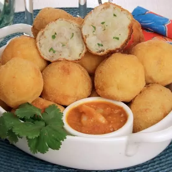 BOLINHOS DE CAMARÃO