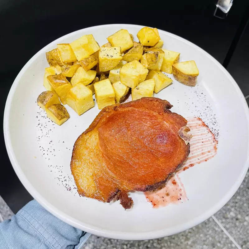 Chuleta Ahumada, papas rústicas