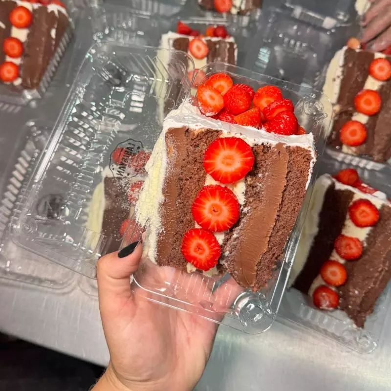Fatia ninho e brigadeiro e morangos
