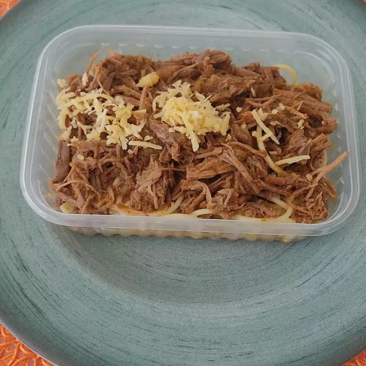 Espaguete com carne desfiada(copy)