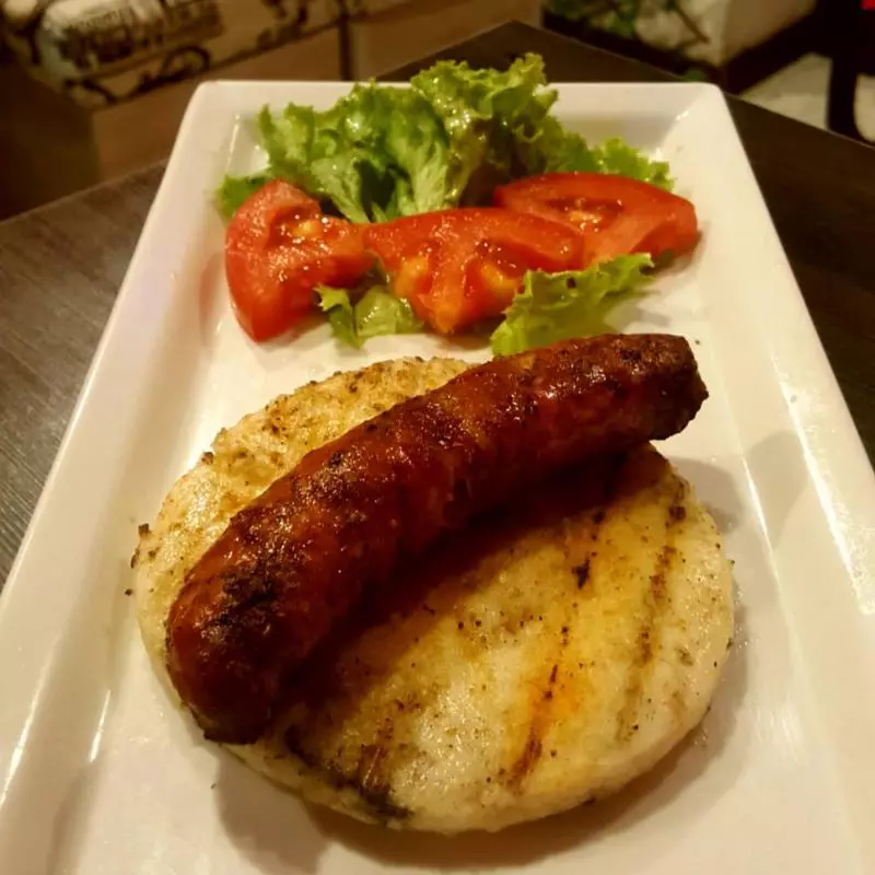 CHORIZO CON PAPA y AREPA