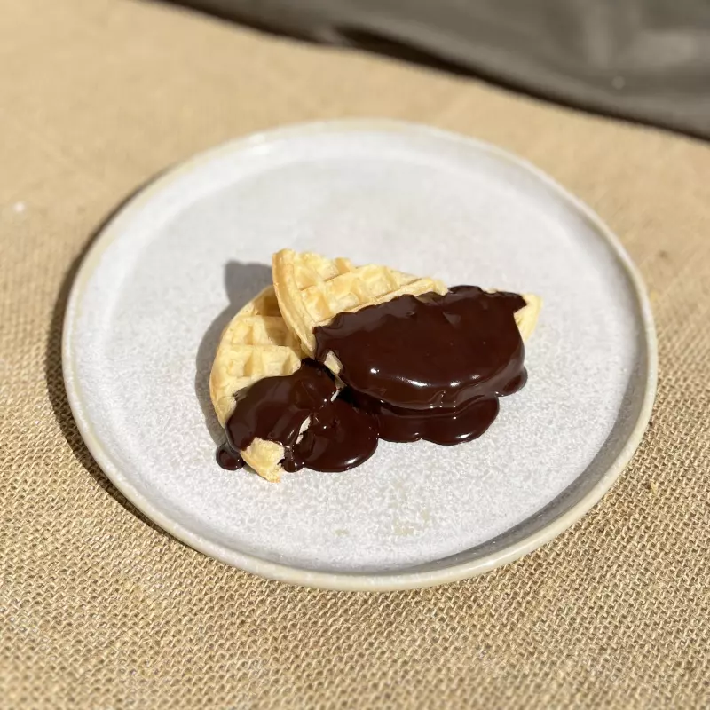 Waffle com calda de chocolate
