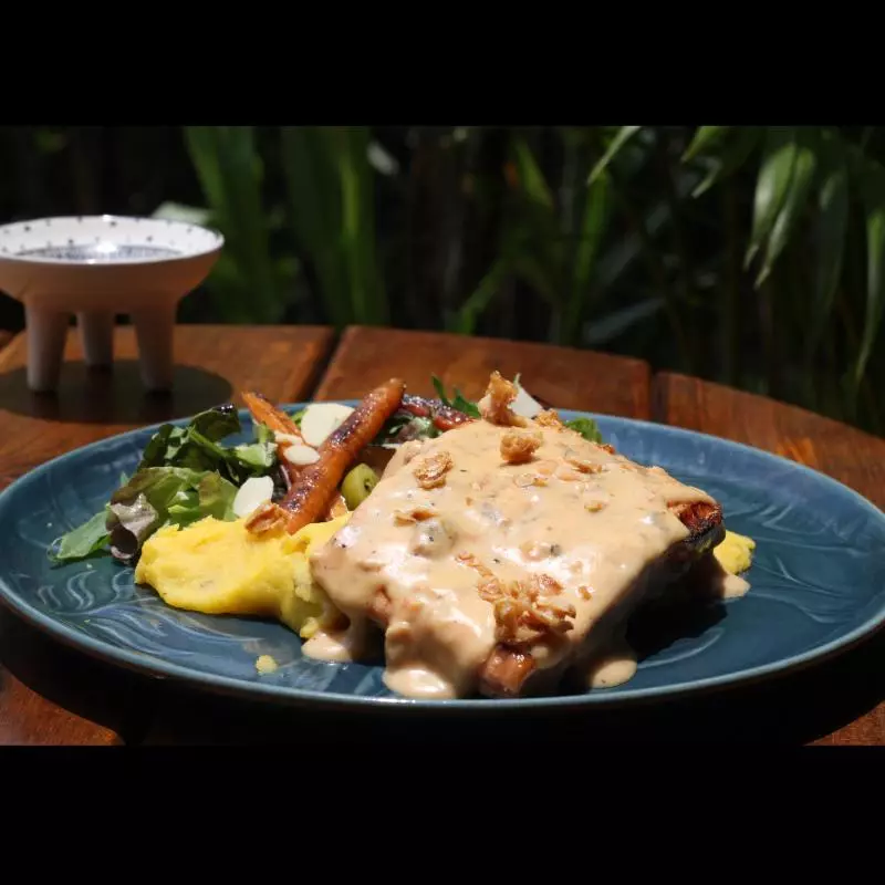 Salmón en salsa marinera