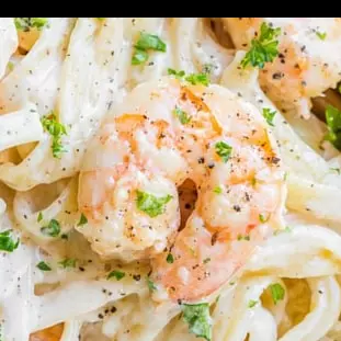 FETUCCINI CON CAMARON SALSA BLANCA