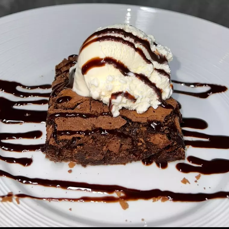 BROWNIE CON HELADO