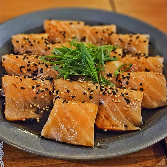 SASHIMI DE SALMÃO MOLHO PONZU–15UN