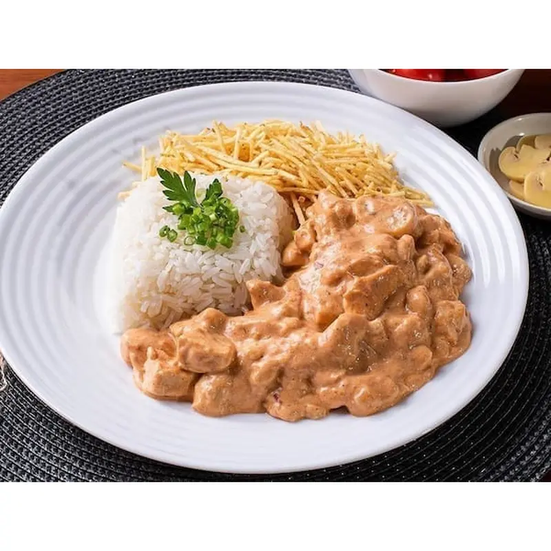 Strogonoff de Frango com Batata Palha