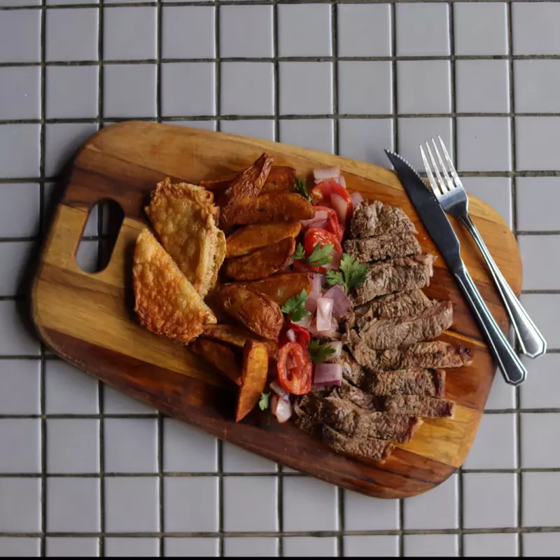 FILÉ COM FRITAS | STEAK AND FRIES