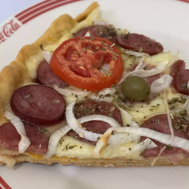 Fatia de pizza calabresa