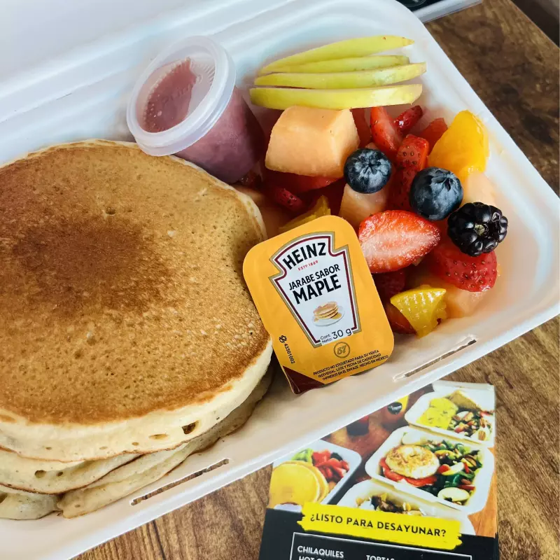 HOT CAKES CON MIX DE FRUTA