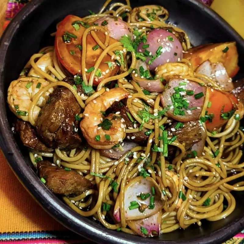 Tallarin con lomo y camarones.