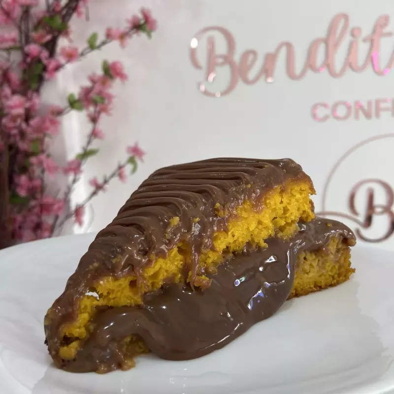 Bolo de cenoura recheado