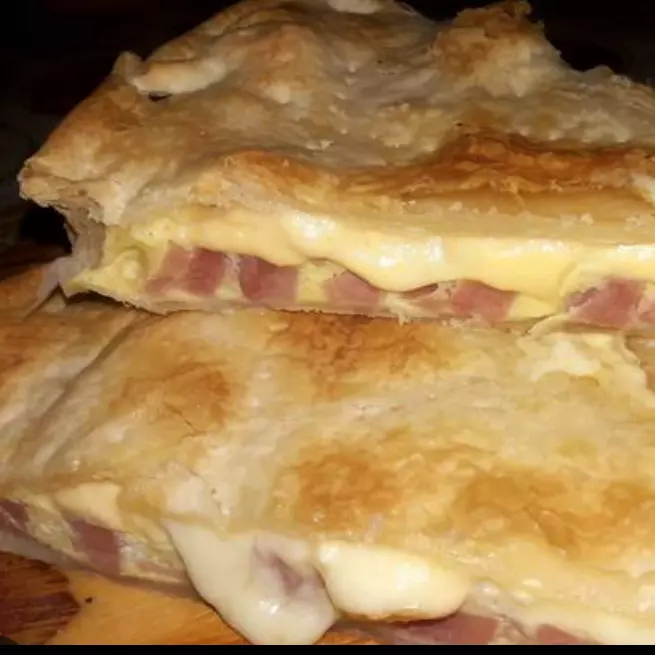 Tarta de jamón y queso grande