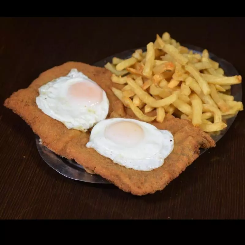 Milanesa a Caballo con Papas Fritas