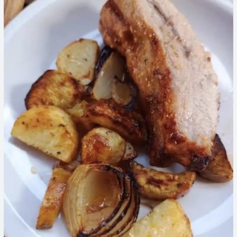 Plateada cerdo con papas asadas
