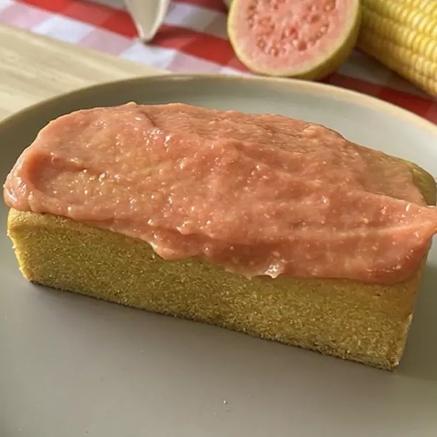 Bolo de milho com geleia de goiaba