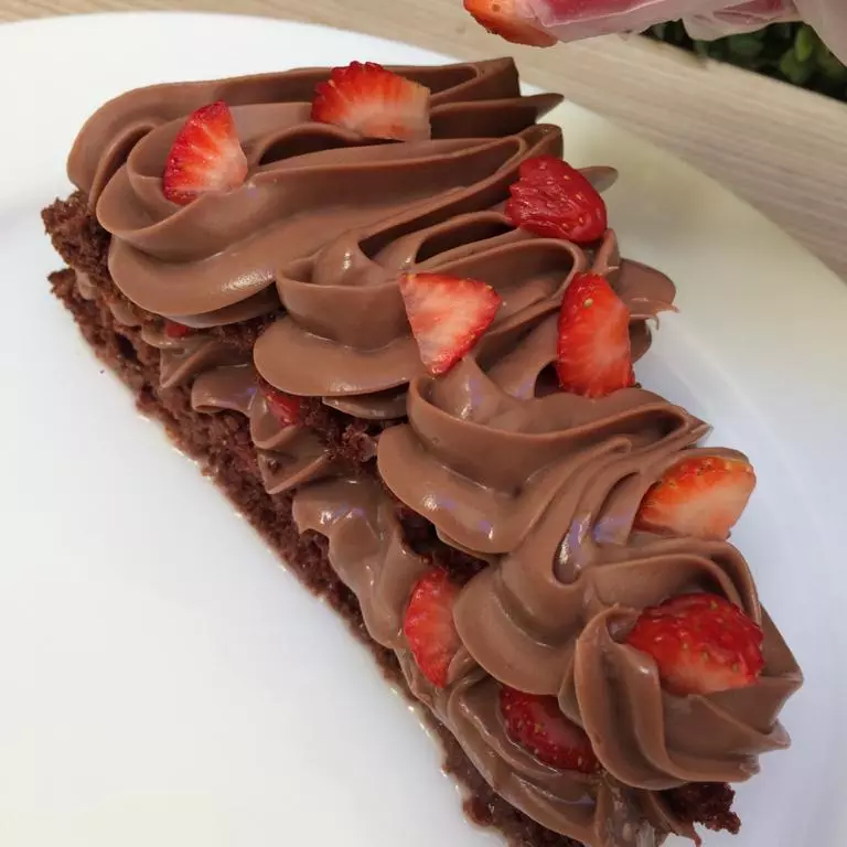 FATIA BOLO DE CHOCOLATE COM MORANGO